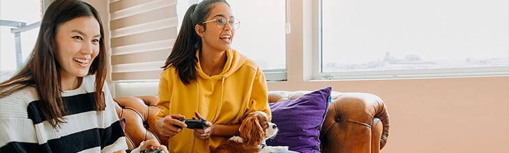 two women and a dog gaming with Mesh WiFi